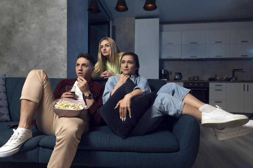 영화를 감상하는 학생들