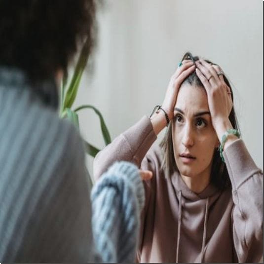 생리전 갈색혈 원인 임신 초기 증상, 뜻하지 않게 임신한 여성 사진