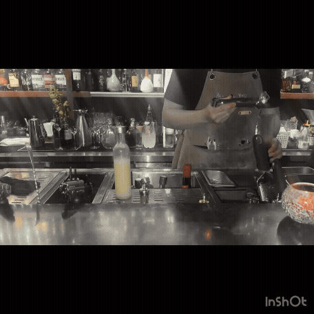 장생건강원 바 내부 &ndash; 바텐더가 칵테일을 만드는 장면의 움직이는 이미지