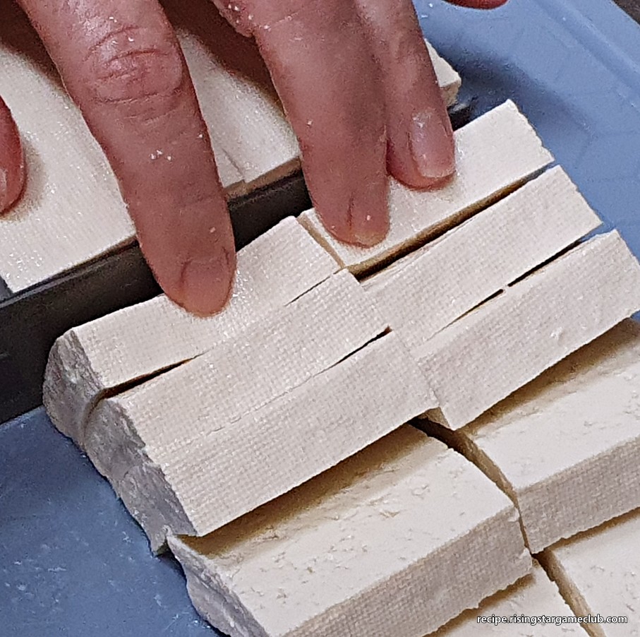 두부조림에 들어갈 두부를 자르는 사진