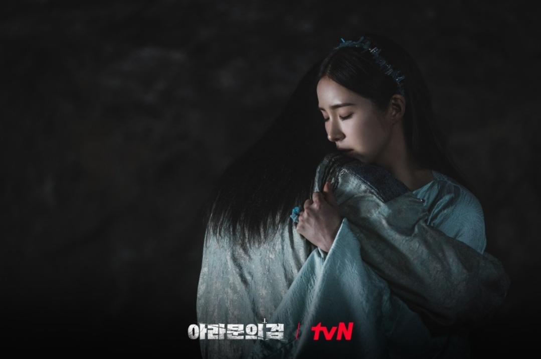 다시 만날 것을 기약하며 눈물의 작병을 하는 은섬과 탄야