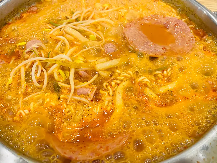 야채와 사리 등 내용물들
