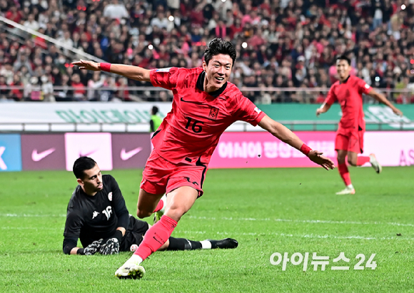위르겐 클린스만 감독이 이끄는 한국 축구대표팀의 황의조가 지난해 10월 13일 서울월드컵경기장에서 열린 튀니지와 평가전에서 후반 황의조가 추가골을 넣은 뒤 기뻐하고 있다. [사진=곽영래 기자]