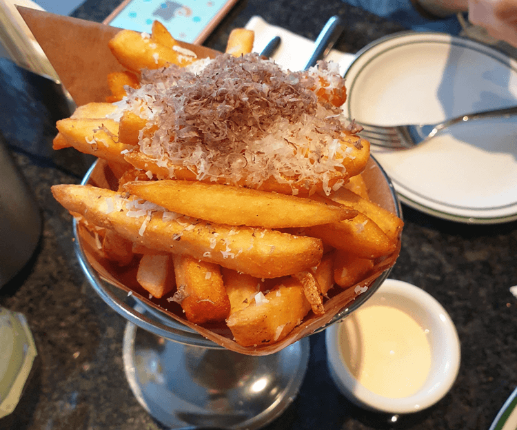 인소울의-트러플프라이즈는-트러플과-치즈가-곱게-갈려져있다-아이올리소스와-함께-서빙된다