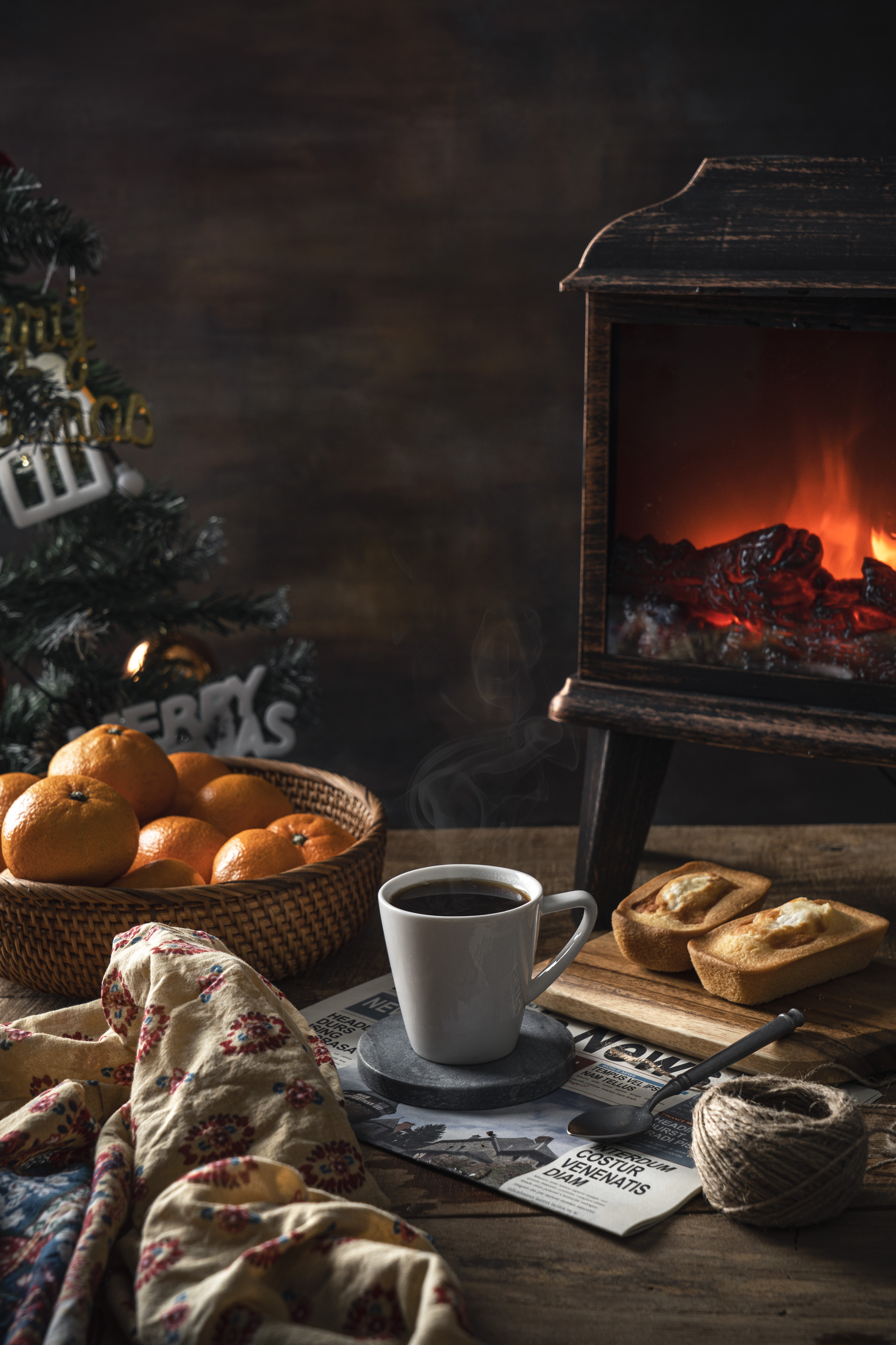 난로와 테이블 위 음식 사진