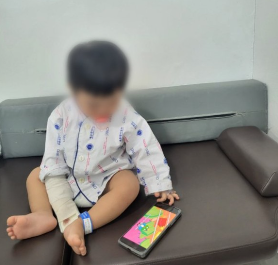 제주도 애월읍 한 동물원에서 15개월 아이가 손가락 절단후 수술한 뒤 회복중인 모습
