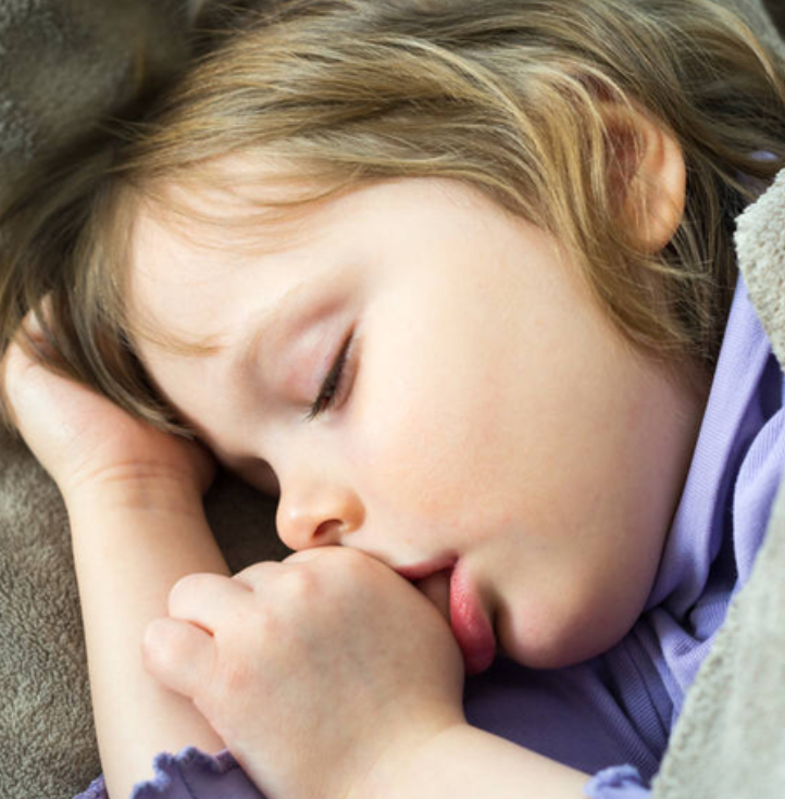 아기가 손가락 빠는 이유와 대처법