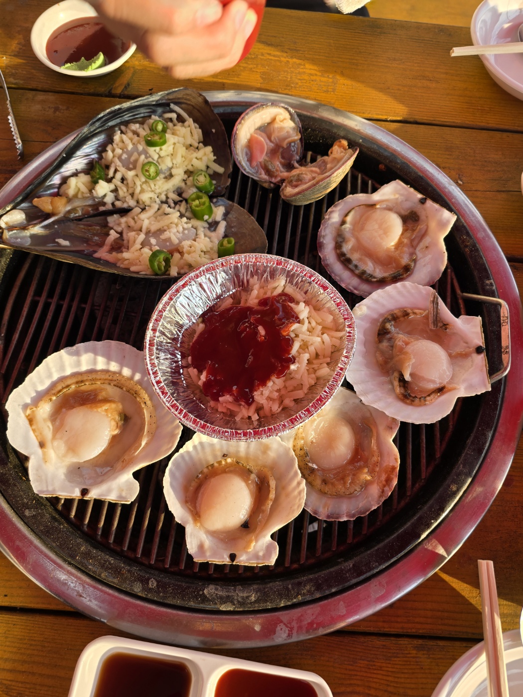 치즈그릇에 초장도 뿌려서 먹어조개국물 같이 넣어 익혀먹습니다.