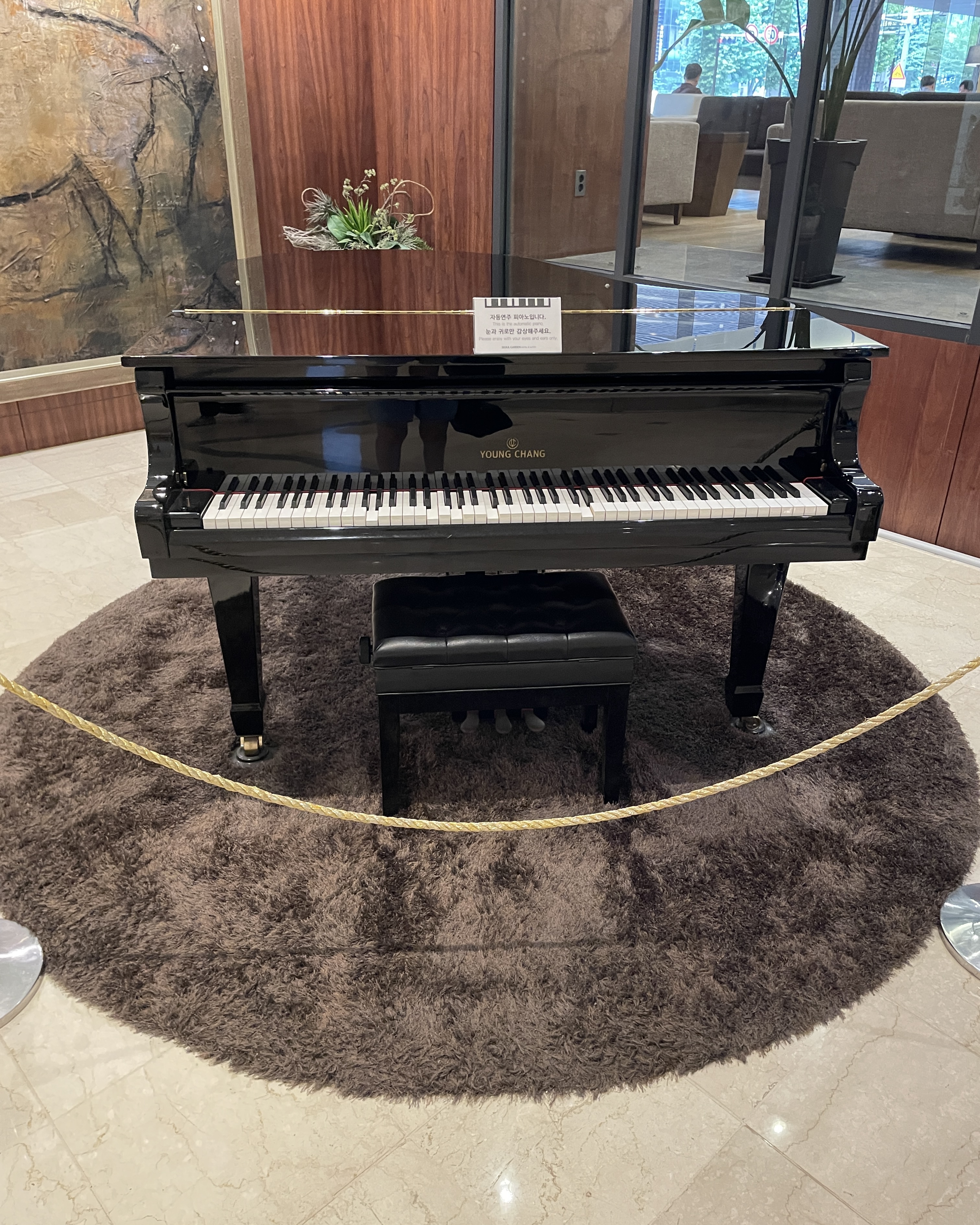 자동으로 연주하는 그랜드 피아노.