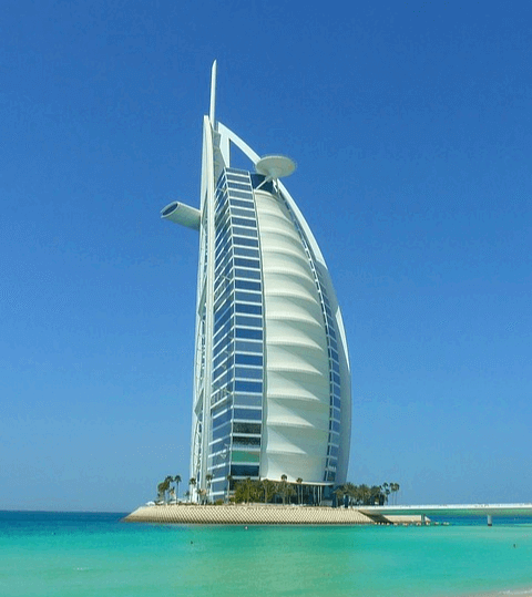 맑은 바닷물 위에 지어진 두바이 건물로 커다란 돛단배를 닮은 하얀 건물이다.