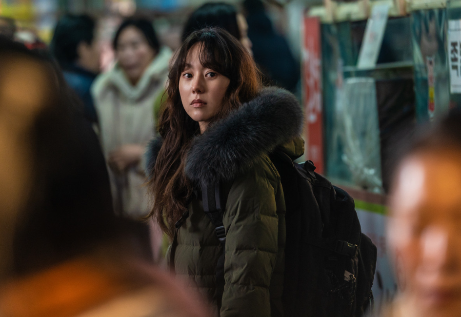 영화 브로큰 복잡한 시장통에서 민태를 보고 도망가는 문영