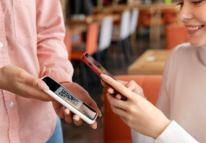 카페에서 걷기 어플로 받은 기프티콘을 사용하는 모습