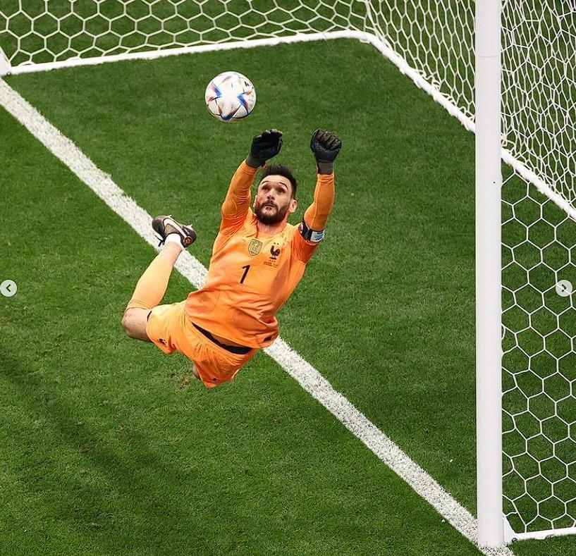 토트넘 훗스퍼의 골키퍼 였던 요리스 골키퍼의 선방 장면이다. 몸을 아끼지 않고 날려&#44; 공을 끝까지 보고 쳐내는 모습이다.