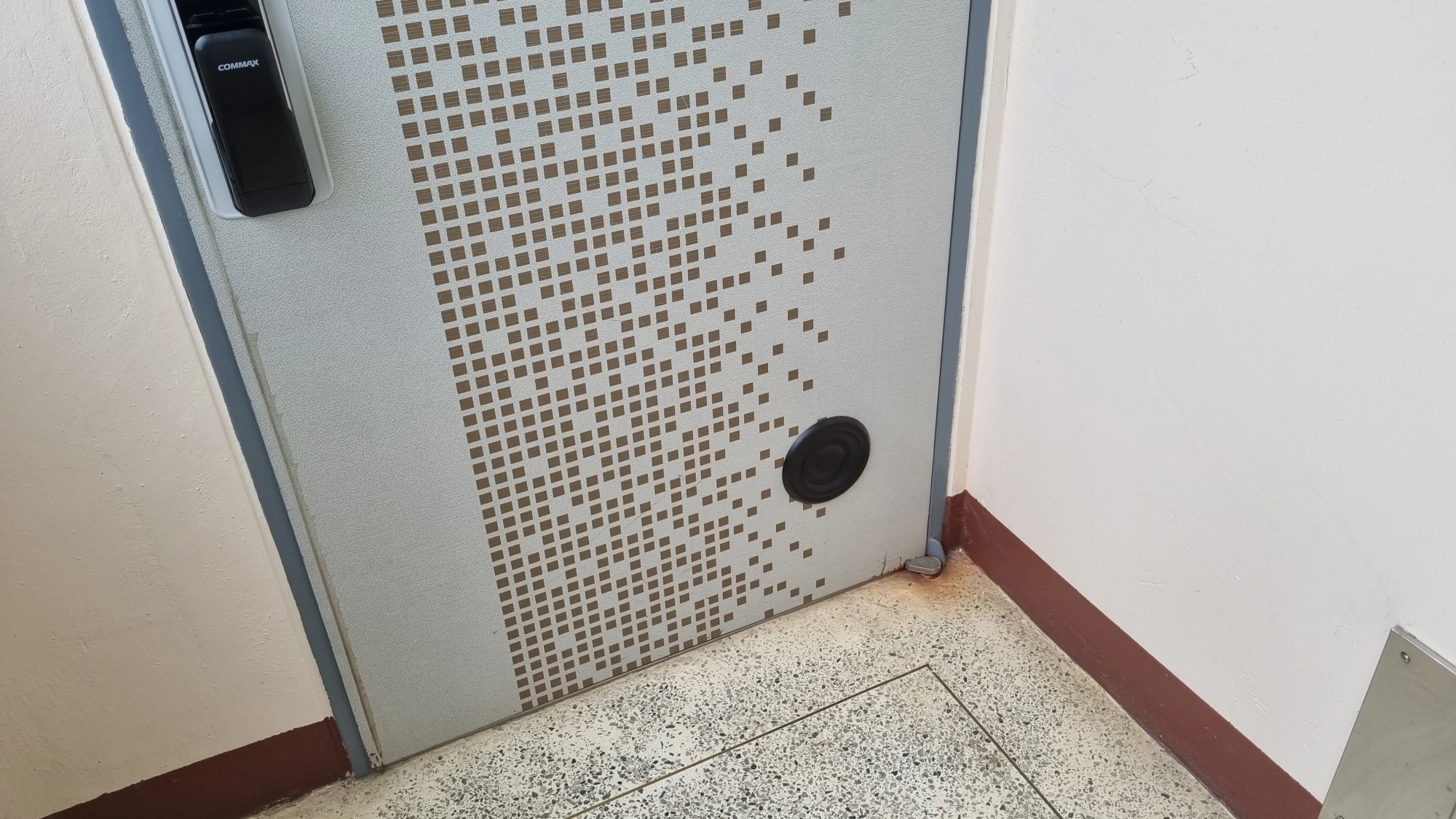 현관문 구멍 막은 모습