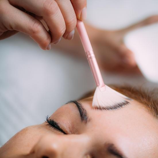 기미 치료: 화학적 박피(Peeling)와 글리콜릭산 및 살리실산 사용