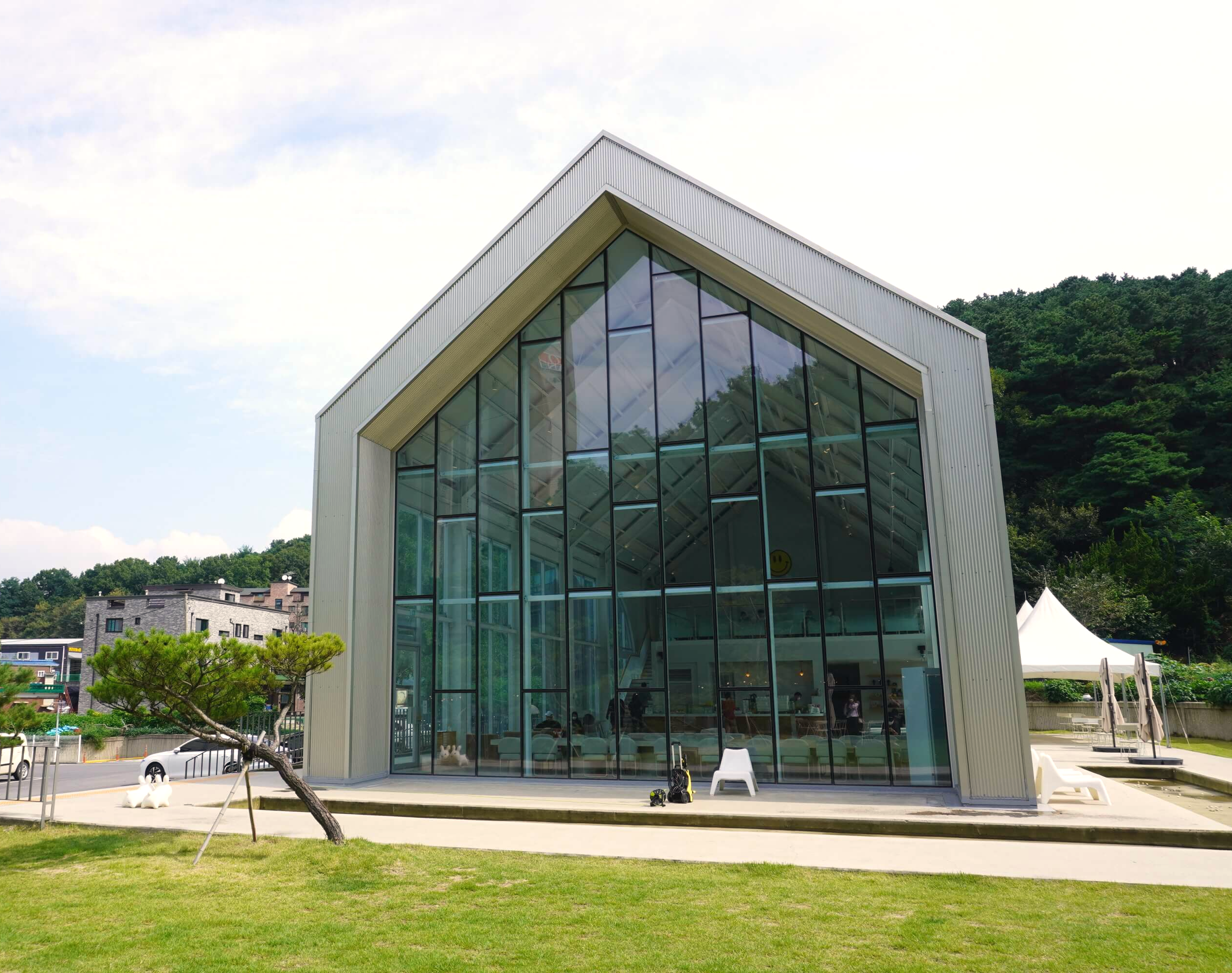 스티빈 매장 야외테이블에서 찍은 정면