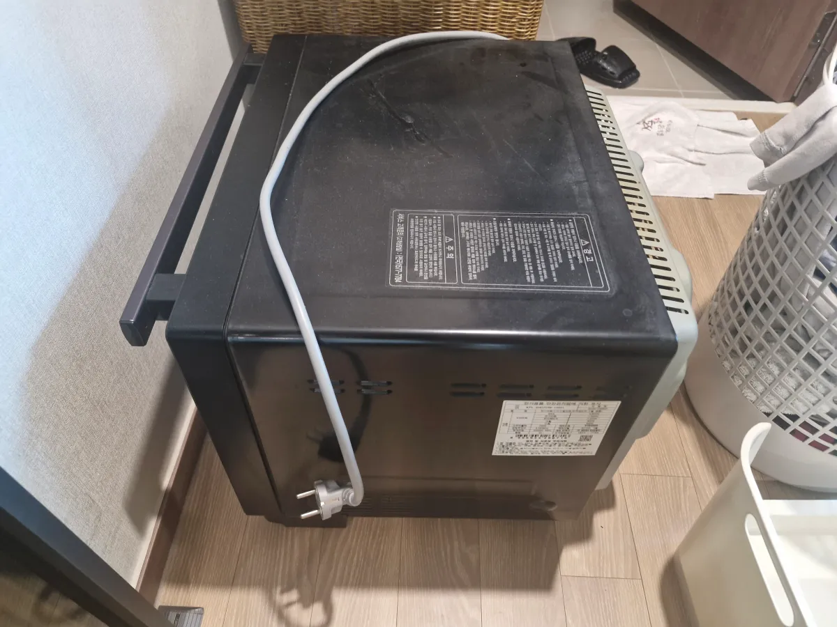 바닥에-올려져있는-전자레인지