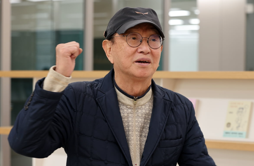 대한민국 코미디의 거장 전유성 인사하는 사진