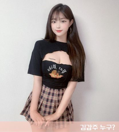 김갑주가 검은티와 치마를 입고 있는 모습