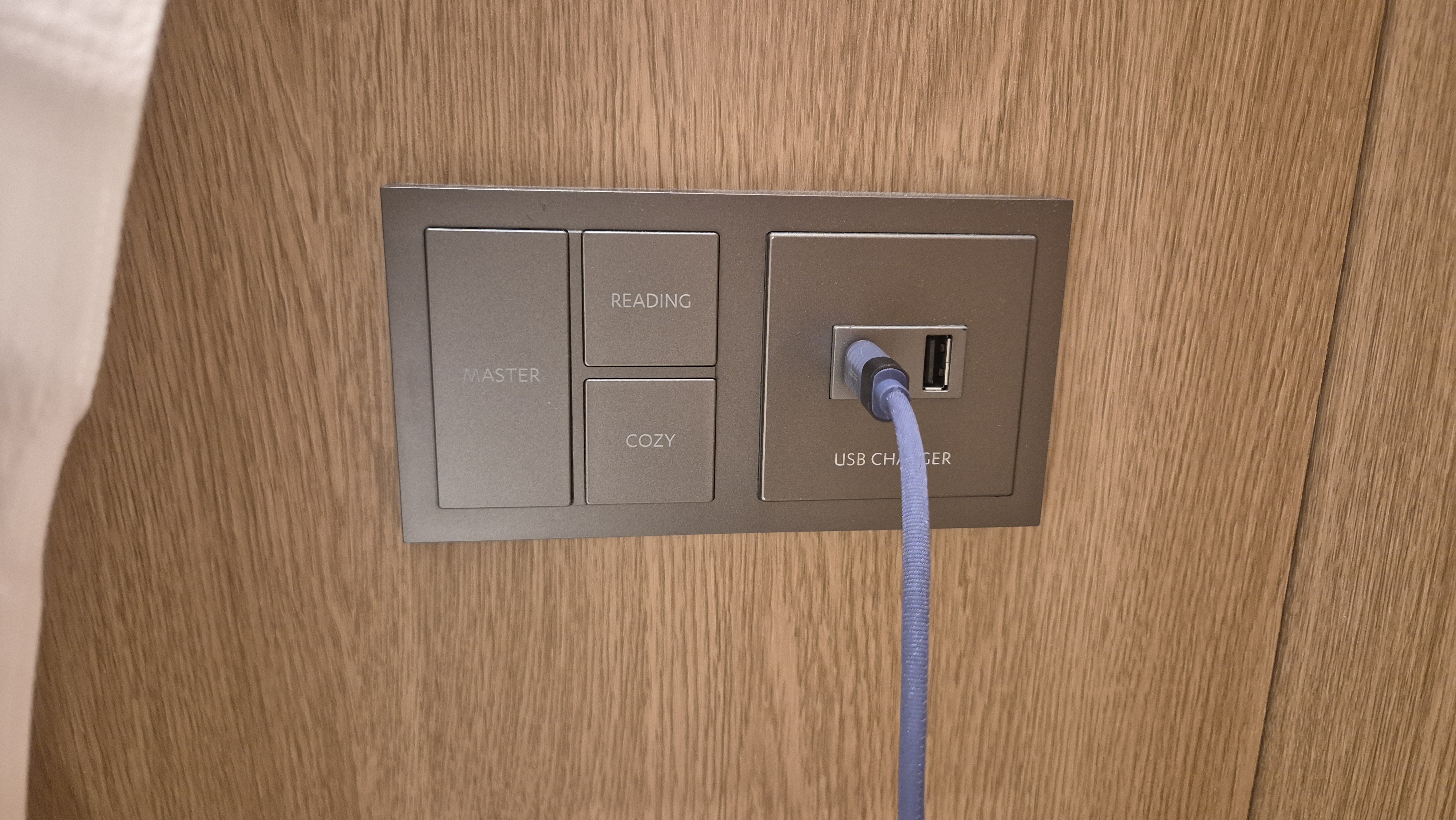 USB-C 충전 포트가 보이는 전자기기 단자 부분