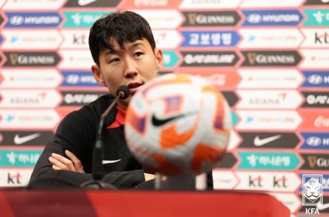 축구-국가대표-손흥민이-인터뷰하는-모습-