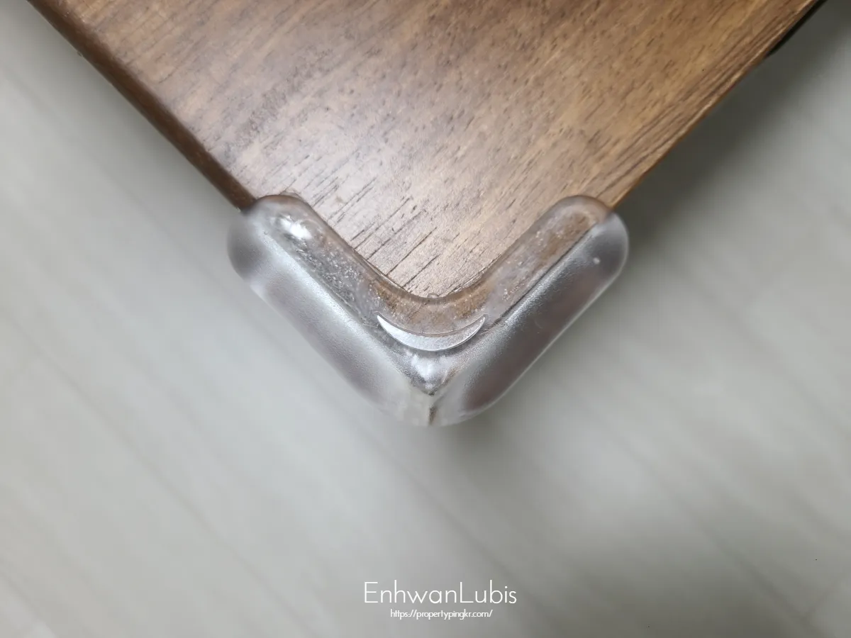 실제-가구-모서리에-뭉툭한모양의-모서리보호대-붙인-모습