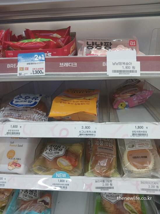 편의점 진열대에 놓인 다양한 종류의 달달한 빵들