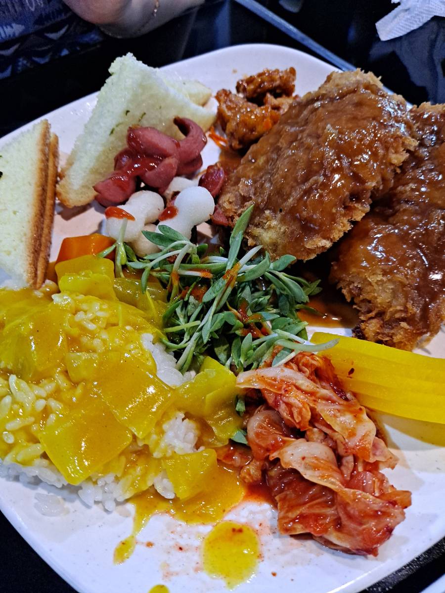 음식 가득 담긴 접시