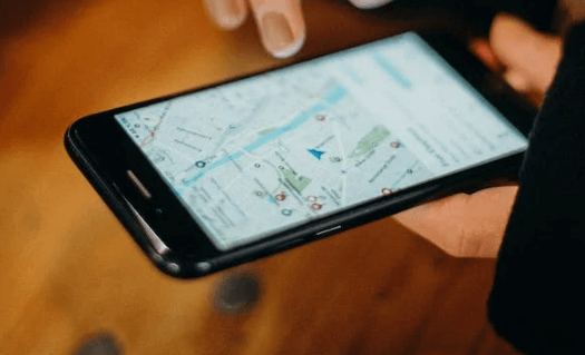 휴대폰을 들고 있는 사람