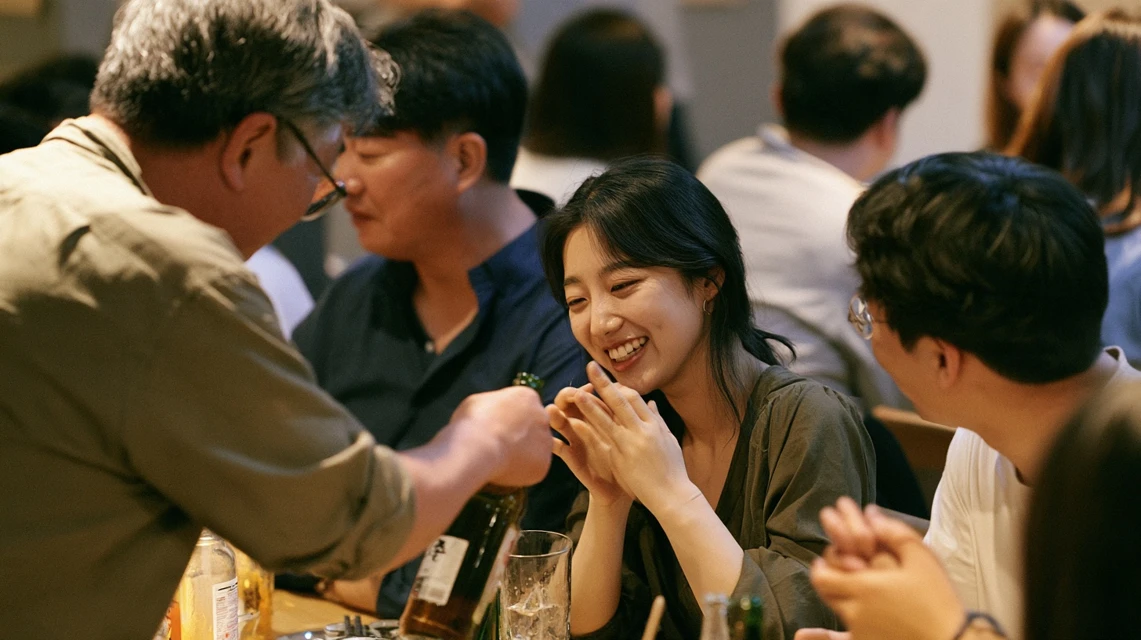 식당에서 잔을 채워 주려는 사람과 정중히 사양하는 회원