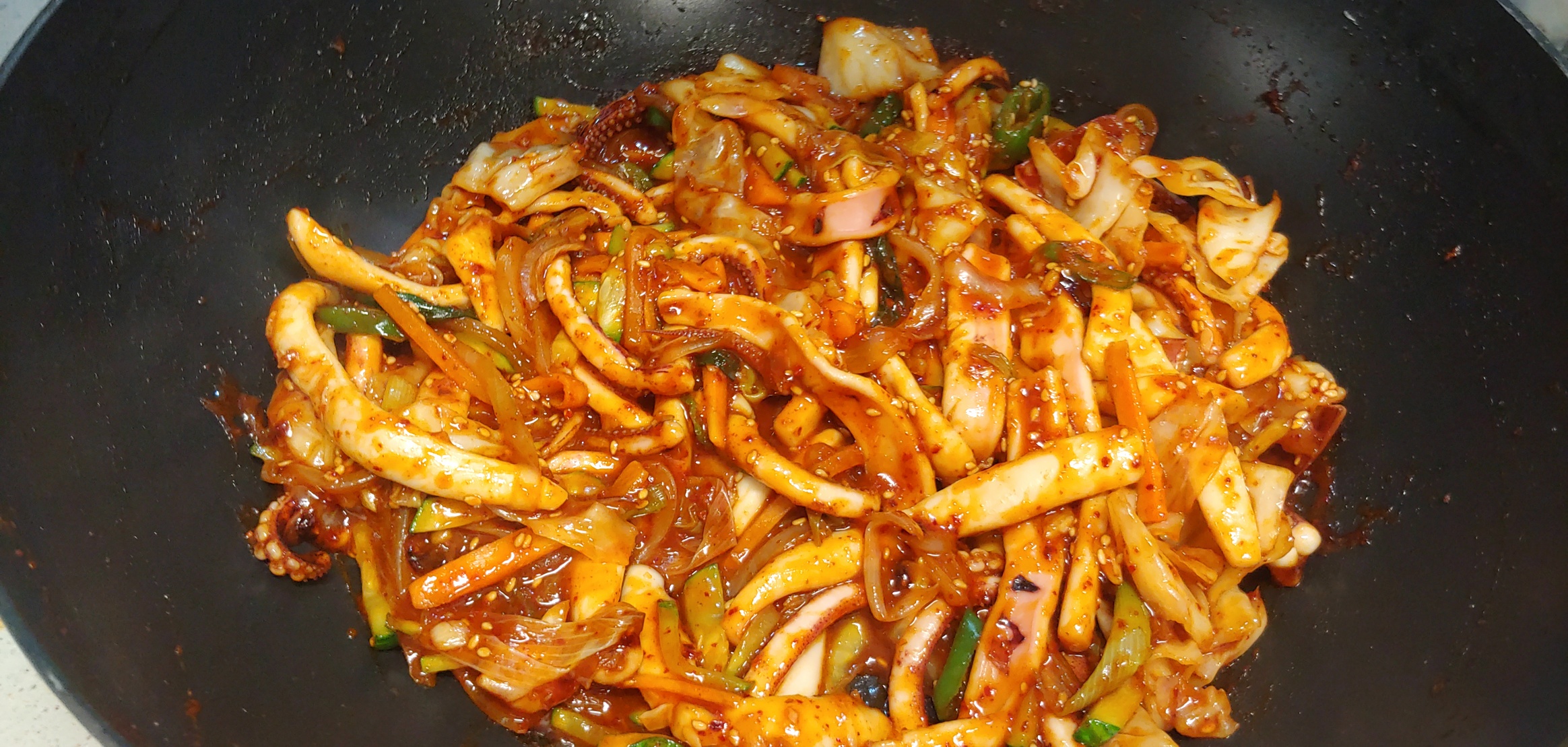 양념은 저절로 걸죽해집니다. 이미 데친 오징어라 무리해서 태울 정도로 볶으시지 않아도 됩니다.