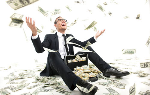 가방에서-많은돈을-공중으로-뿌리면서-기뻐하는-남자