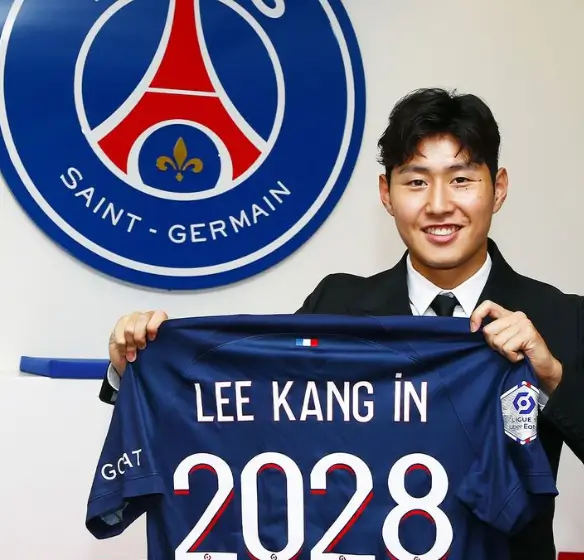 이강인-뉴캐슬-이적설-PSG이적-당시-유니폼을-들고-웃고있는-이강인선수