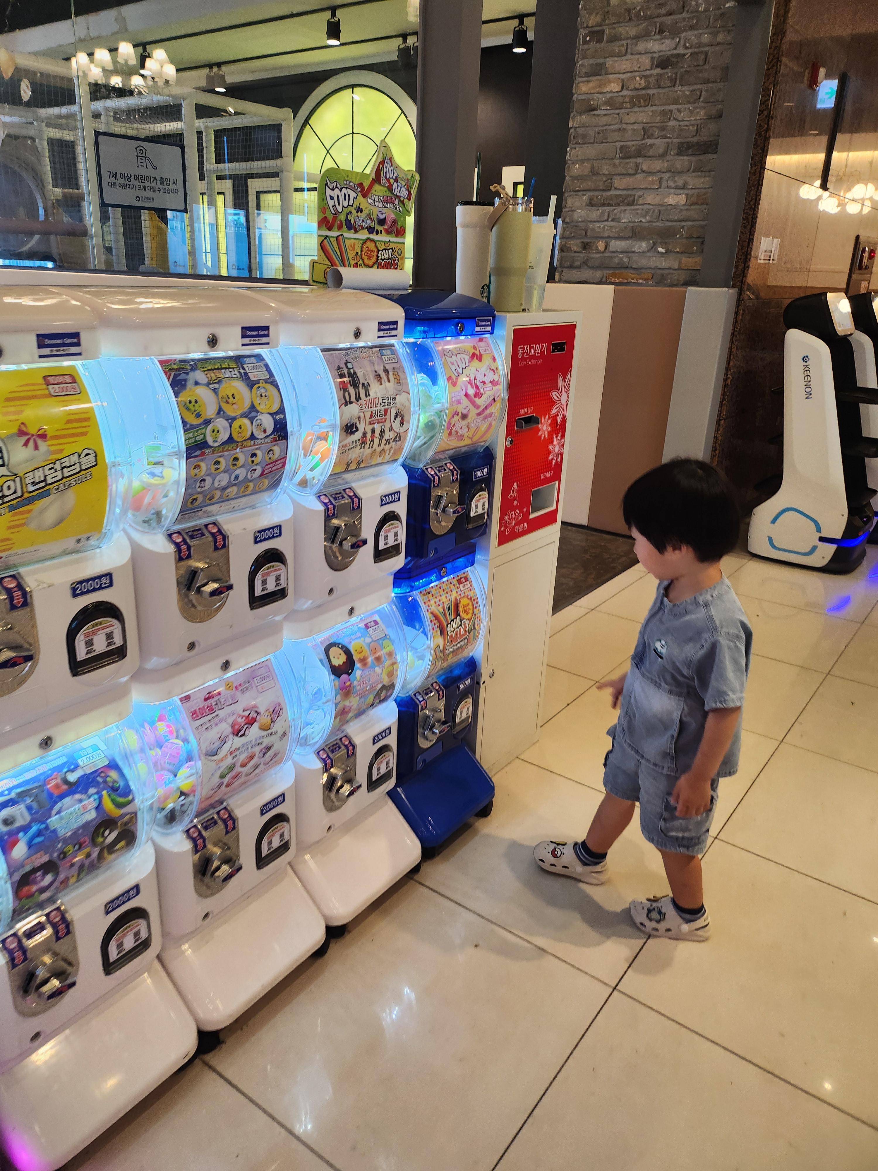 다이닝원-놀이방-입구-뽑기