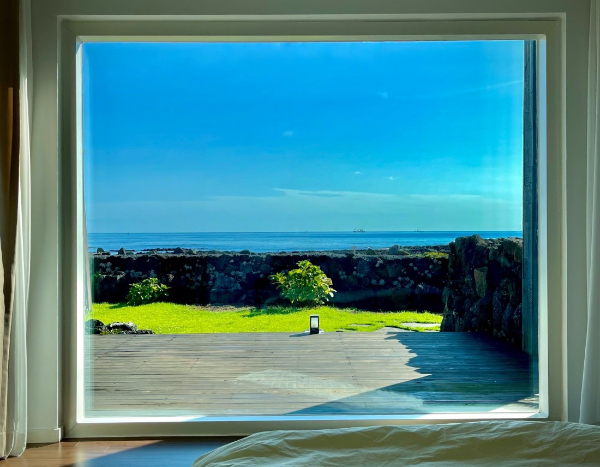 숙소에서 제주바다가 보이는 모습