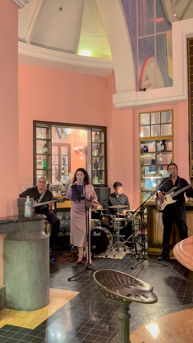 푸꾸옥 켐비치 JW 메리어트 리조트 내 화학학과 컨셉의 디오씨 바에서 연주 중인 라이브 밴드