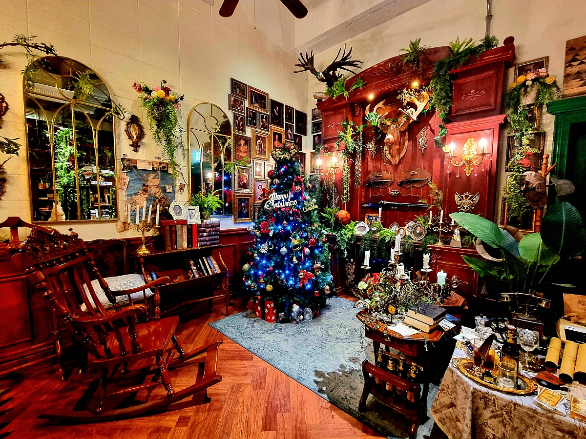 당산 맨홀커피 본점: 영국 가정 모티브, 아늑한 서울 크리스마스 트리 카페