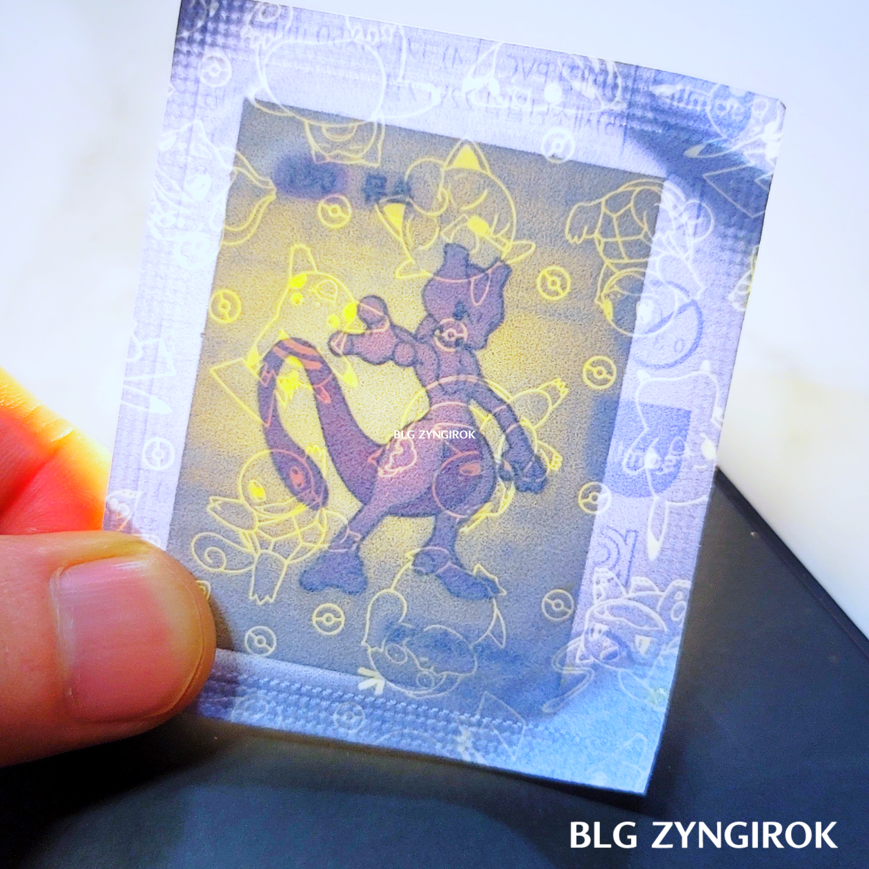 띠부띠부씰-뮤츠를-들고있다.