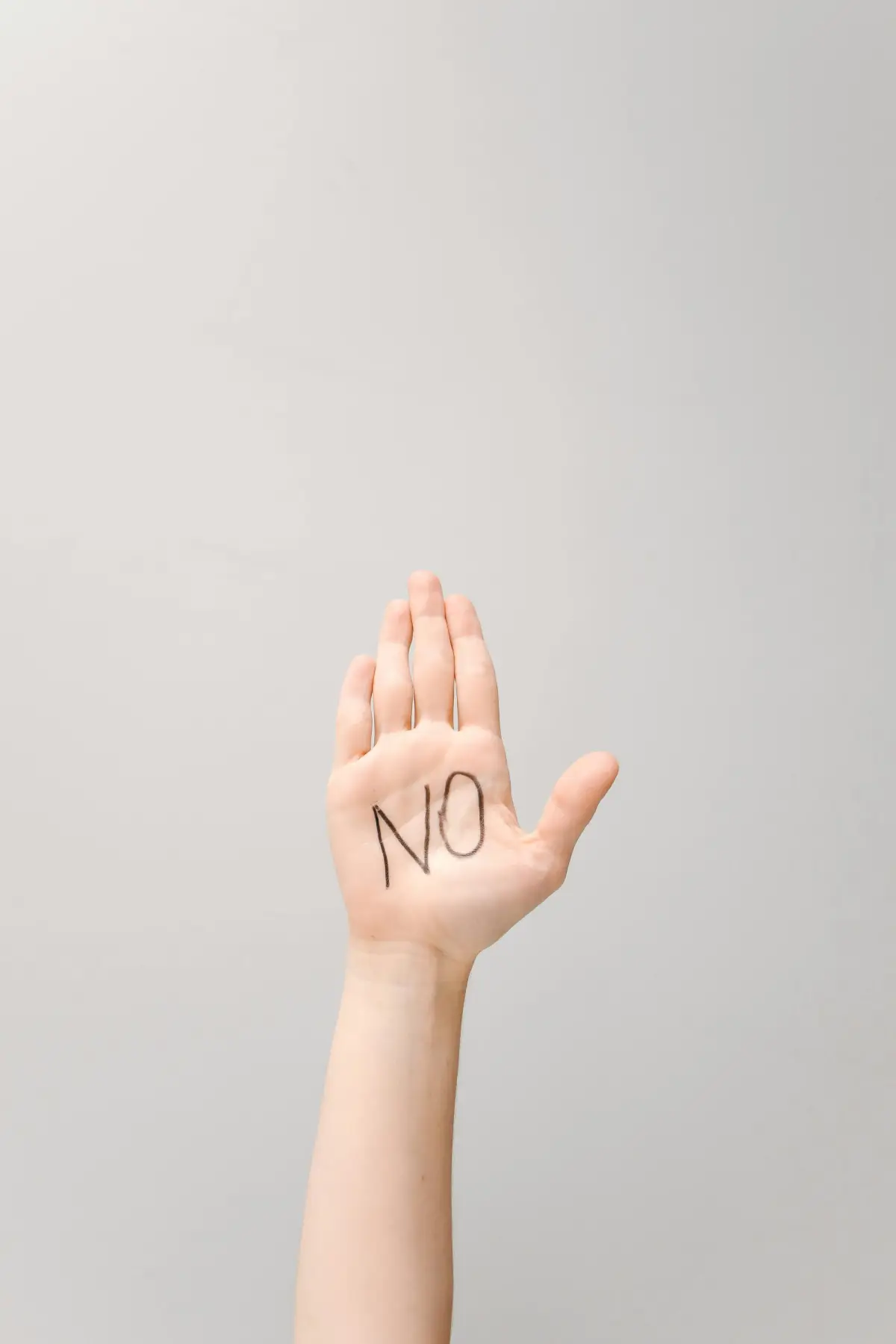 손바닥에-NO-글씨가-씌야-있는-모습