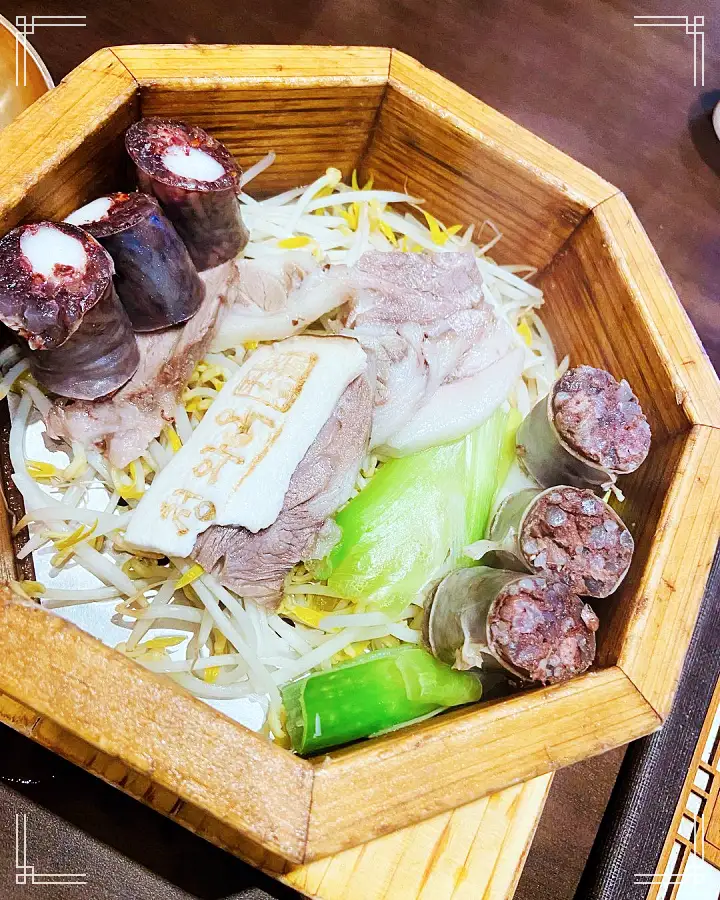 줄서는식당 50회 엄현경 유재석 단골 4가지맛 모듬 순대 수육 오징어 숯불구이 육회 송파구 잠실 방이동 순대국 맛집