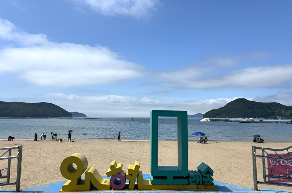 여름을 맞이하는 풍경, 거제 와현해수욕장에 바다빛이 번집니다