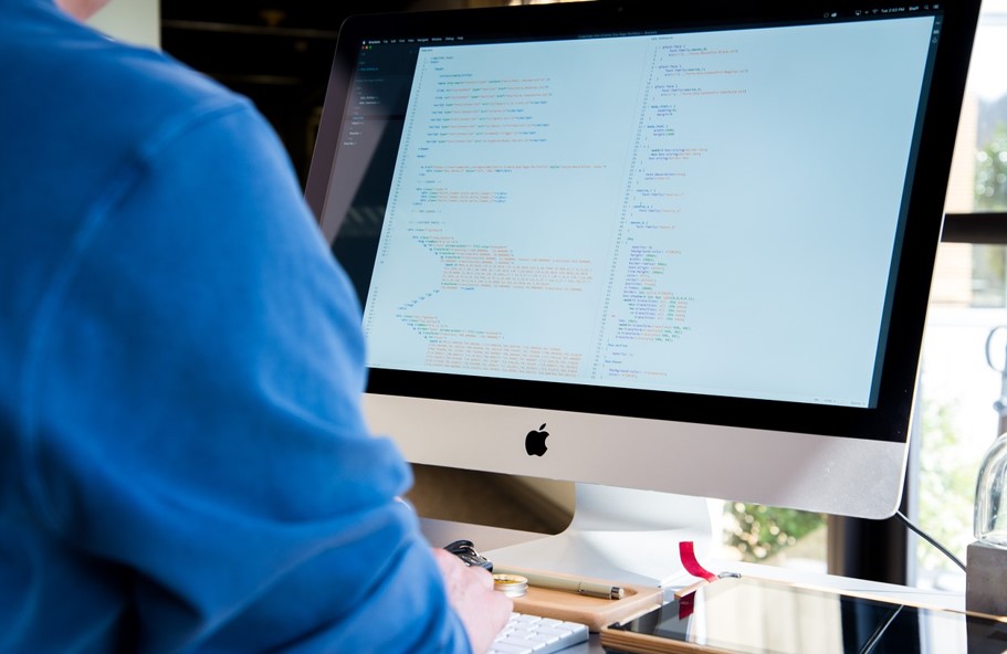 컴퓨터 작업하는 직장인 사진