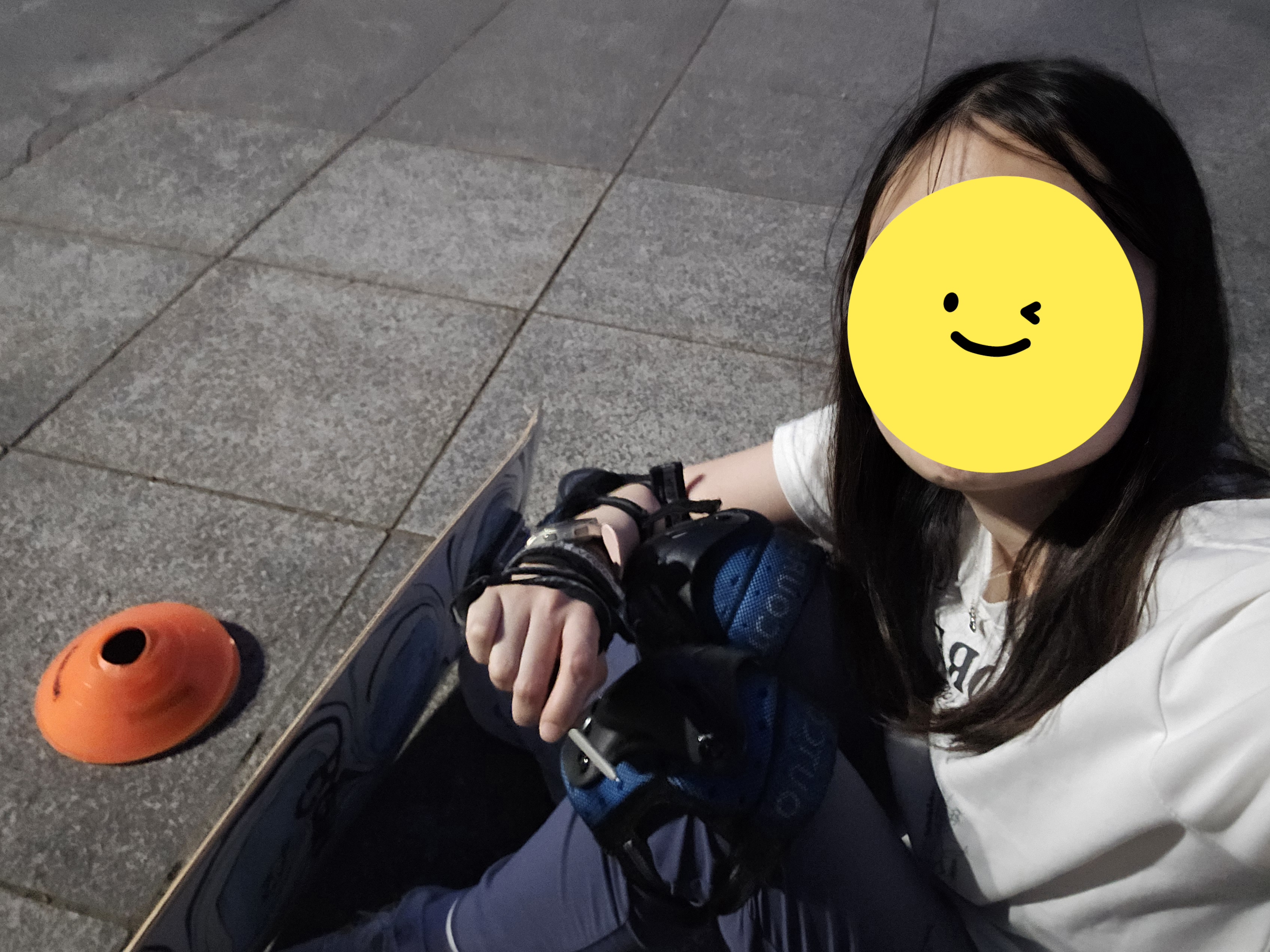 보드를 옆으로 세워두고 쉬는 사진