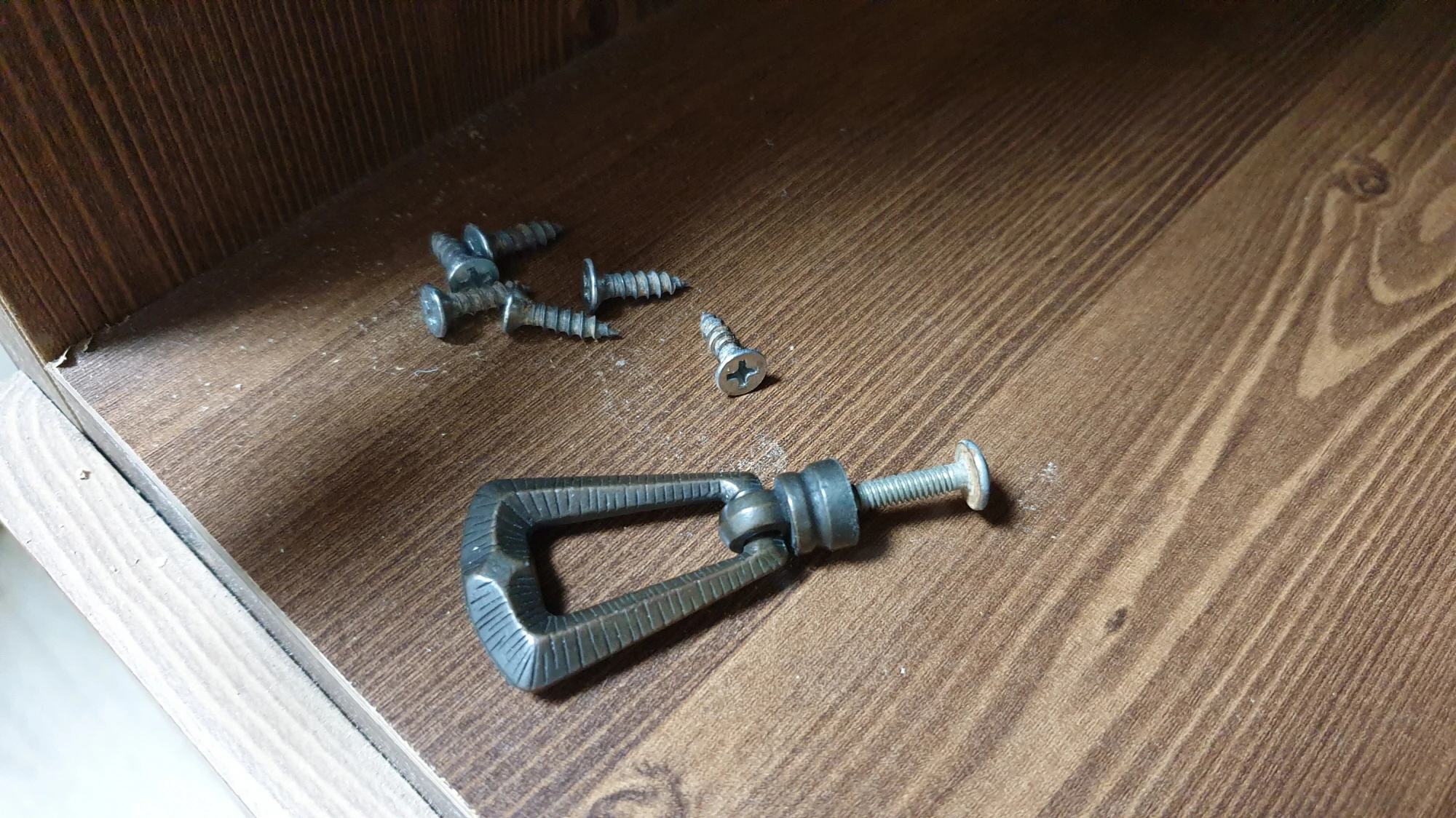 장롱 손잡이 뗀 모습