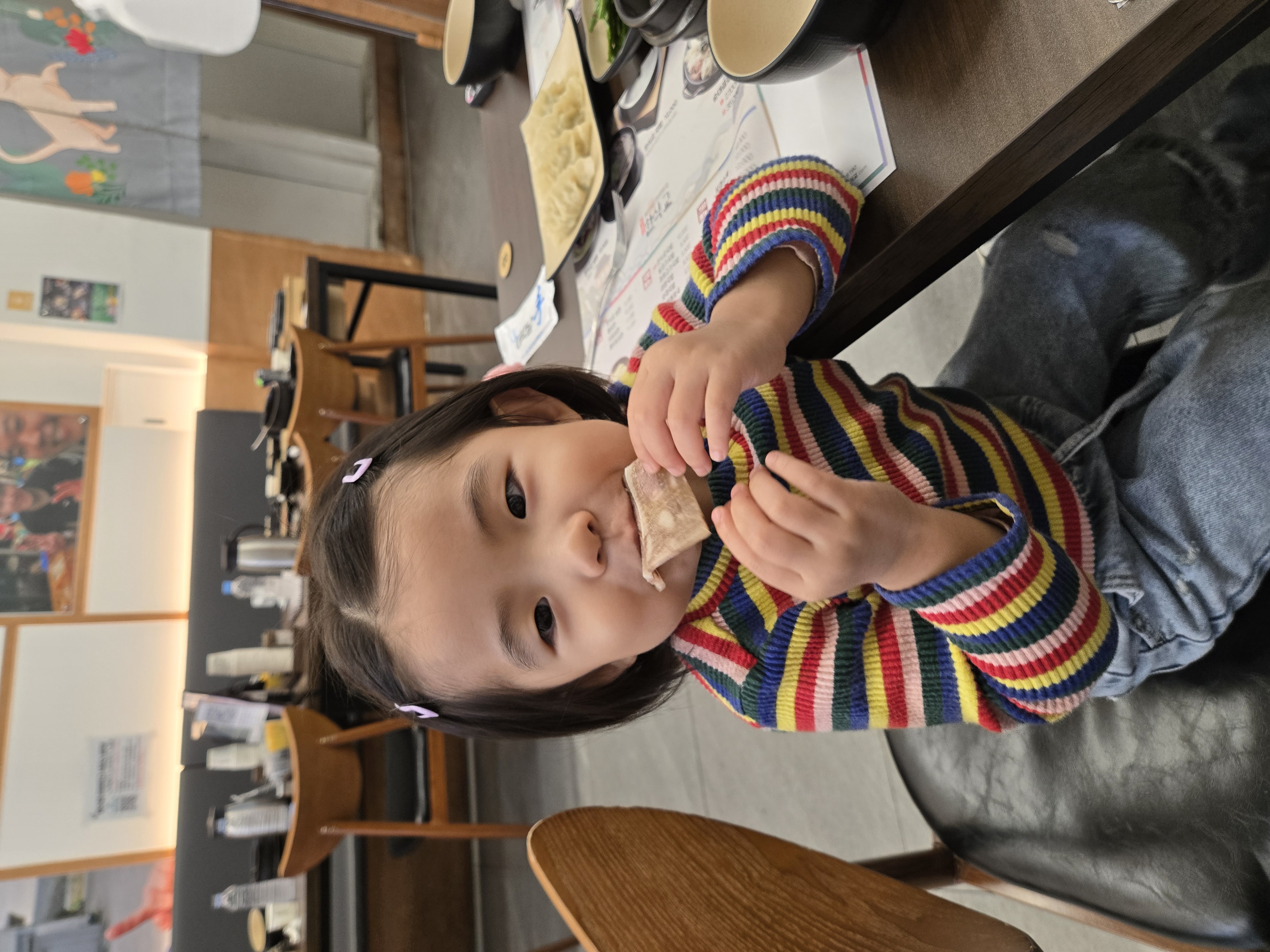 한식교 내부 테이블 및 좌석 분위기