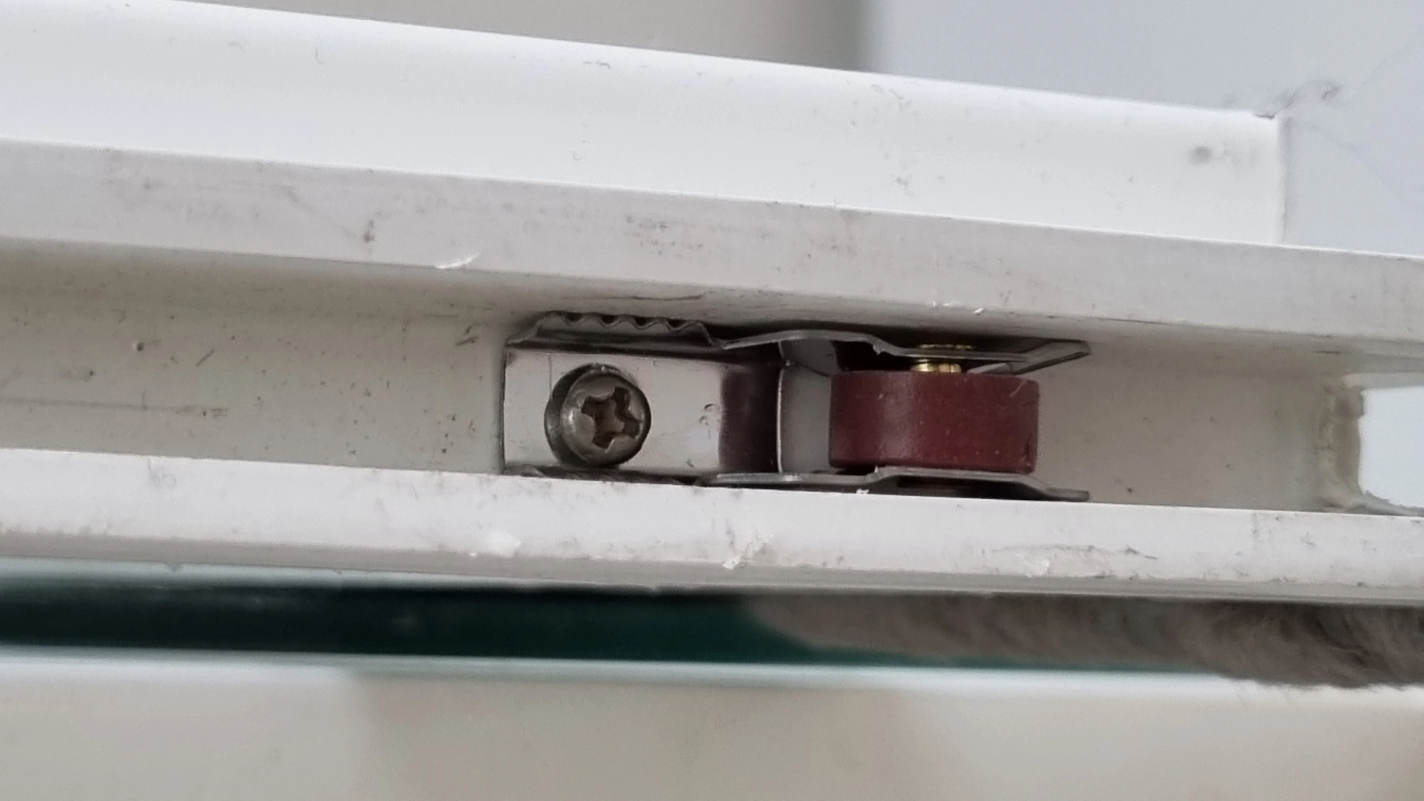 방충망 롤러 교체 수리 완료 모습