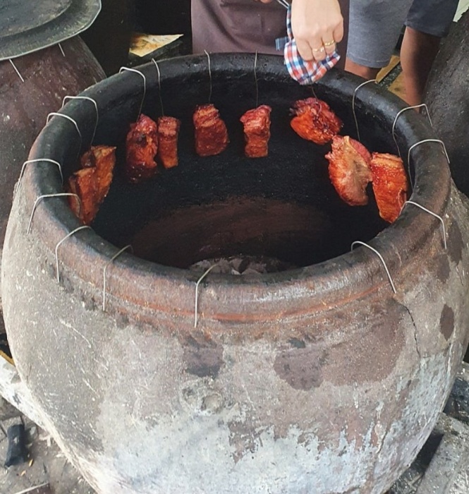 항아리 안 삼겹살