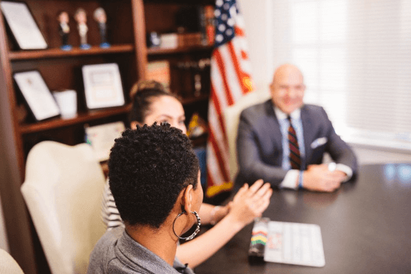 미국사람들-탁상에서-회의하는-이미지