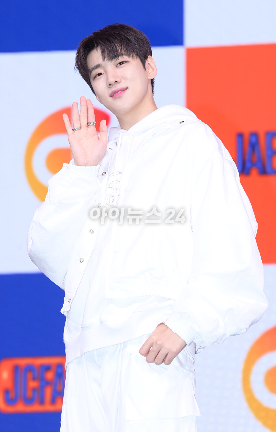 가수 재찬이 6일 오후 서울 광진구 예스24라이브홀에서 열린 DKZ 재찬의 첫 번째 미니앨범 &#39;제이씨팩토리(JCFACTORY)&#39; 발매 쇼케이스에 참석하고 있다. [사진=정소희 기자]