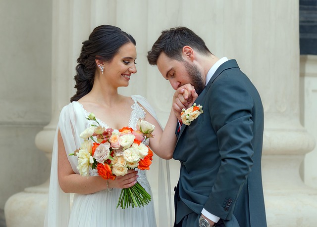 신부 손등에 키스하는 남편